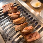 焼肉ここから - 伝説盛りのぶ厚いヒレ