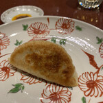 中華寝台 - 肉感とモチっと食感の皮のバランスがいい焼き餃子。