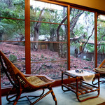 奈良・春日奥山 月日亭 - 客室からの朝の景色　奥に見えるのがお食事する別棟です