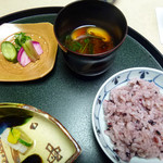 奈良・春日奥山 月日亭 - 奈良産のコシヒカリと黒米を一緒に炊くとモチモチになるそうです