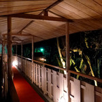 奈良・春日奥山 月日亭 - たいへん風情のある渡り廊下でした