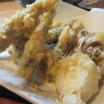 しおかぜ - 目光7尾、舞茸といんげんの天ぷら盛り。