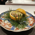 TOMONO - 北寄貝(北海道産)の柚子釜、黄韮載せ　ピーナッツ油炒めの葱ソース掛け
