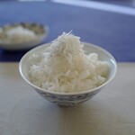 Uotani Iseibei Shouten - ご飯に載せる。醤油は使わず、しらすの塩味だけで食べるとそれぞれの味と香りがよく分かる