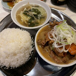 カレーの店 マボロシ - 【2022.1.22】モツ煮定食1100円+ごはん大盛り100円