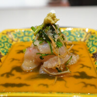 TOMONO - ②炭火炙り赤鯥(別称:ノドグロ)(長崎県対馬列島産、紅瞳)、摺り大根&摺り生姜&芹載せ、ナンプラー&柑橘類(柚子他)&昆布出汁のソース掛け