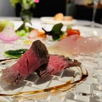 カンブーザ - ② 前菜盛り：ローストビーフ+バルサミコソース、三重尾鷲産ハガツオのカルパッチョ+アンチョビとケッパーのソース、鎌倉野菜？+白ワインビネガーのソース