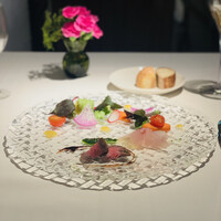 カンブーザ - ② 前菜盛り：ローストビーフ+バルサミコソース、三重尾鷲産ハガツオのカルパッチョ+アンチョビとケッパーのソース、鎌倉野菜？+白ワインビネガーのソース