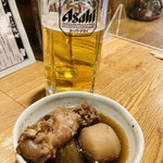 Yakitori Tanuki - ビールとお通し(鶏手羽元と大根と里芋炊いたん)