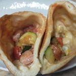 こんがりや - 切ったらこんな感じ。湯気をよけて撮るのが大変でした