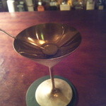 NOILLY PRAT - マティーニのカクテルグラスは金属製で金色に輝く！