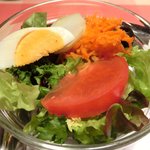 クレッソニエール - <'13/01/01撮影>丸ごとトマトの肉詰めロースト 1000円 のサラダ