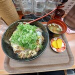 糀屋 - すじ玉丼(大盛)　味噌汁と漬物はサービス
