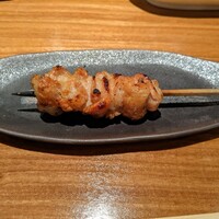 横濱里葉亭 鶴屋町店 - 鶏皮　ニンニク味噌かレモンを絞るのがおすすめとのこと