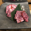 Yakiniku Sakaba Hachiya - 本日おすすめの広島牛特上カルビとロース。柔らかいお肉の旨味と、くどくない上品な脂の甘さ