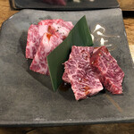焼肉酒場蜂ヤ - 本日おすすめの広島牛特上カルビとロース。柔らかいお肉の旨味と、くどくない上品な脂の甘さ