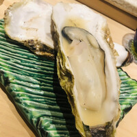 すし岩瀬 - 天然の蒸し牡蠣。デッカイ