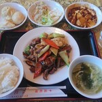 紅龍閣 - 牛肉と海鮮のバーベキューソース炒め¥937+税