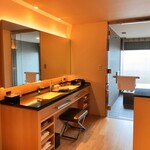 エクシブ 鳥羽別邸 - お部屋の奥に温泉付き。タオルは充分な枚数が有りました。お風呂にはテレビも付いてました。