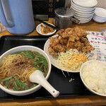 鮮味館 - 私が選んだランチメニューの「唐揚げ定食 ８３０円」です