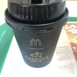 マクドナルド - ゴディバのロゴだけで、いつものカップに風格が
