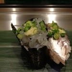 寿司 魚がし日本一 - お勧め4貫: 生しらす、あじ