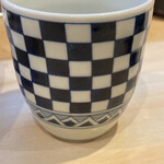 丸一 - 市松模様感の湯呑みですね。「炭治郎ー。」