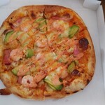 ピザ・カルボ - 海老と厚切りベーコンとアボカドのピザ