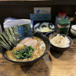 家系ラーメン クックら - 固め多め海苔ライス別皿刻みネギ　うめえ
