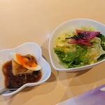 Teppanyaki Suteki Ookuni - 令和4年1月 ランチタイム
                        日替わりランチの付き出し、サラダ