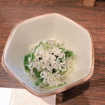 Hanasaki Jinnoan - お通しの水菜とじゃこのお浸し