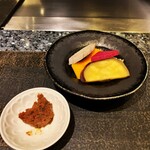 鉄板焼き 鳥羽別邸 華暦 - 鉄板の蒸し野菜。