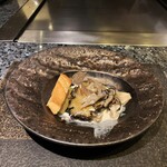 鉄板焼き 鳥羽別邸 華暦 - 鮑の塩蒸し焼き・たっぷりキノコのクリームソース。
