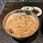 鉄板焼き 鳥羽別邸 華暦 - 釜炊きご飯のガーリックライス。