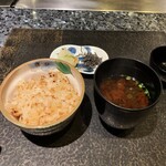 鉄板焼き 鳥羽別邸 華暦 - お食事。釜炊きご飯のガーリックライス・香の物・赤出汁。