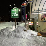 小春 - このビルの地下へ階段を降ります。