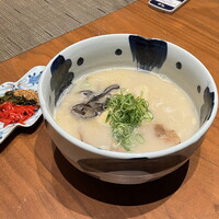 九州の旬 博多廊 大阪店 - とんこつラーメン（880円）