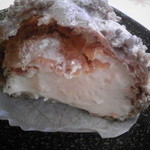 アテスウェイ - 切ってみると極うまカスタードたっぷり♪