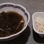 つぼ八 - もずく酢(300円)とお通しのメンマと胡椒の和え物