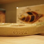 串揚げ かたやま - 葉の形の皿（側面）