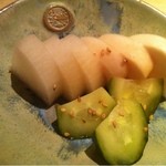 鳥しき - お通し：おしんこ