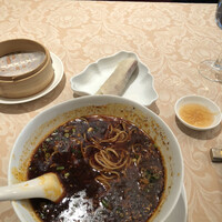 トゥーランドット 臥龍居  - 辛い坦々麺と北京ダック一本。小籠包と野菜餃子は、写真撮る前に間違えて食べてしまいました(笑)