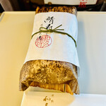 紫野和久傳 - ◎竹皮で鯖寿司が包まれている。竹皮には抗菌作用と保水性がある。