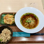 うどんSOBA 141 - かけそば380円　かき揚げ150円　鶏ごぼう炊き込みご飯200円