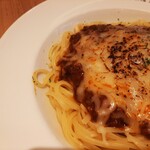 Jikasei Nama Pasuta Semmonten Kimotoya - やや平打ちでもっちり弾力ある生パスタと、香味野菜や挽肉の旨味が濃厚なソース、こんがり炙ったチーズがマッチ