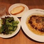 自家製生パスタ専門店 木本屋 - 定番メニューの1つボロネーゼの生パスタ、シンプルなサラダとパン付き950円