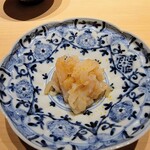 鮨 唐島 - 煮ホタテをほぐして