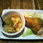 なんくる食堂 - 今日のお通し　ナーベラー入り麻婆豆腐、カニクリームコロッケ、たまご焼き