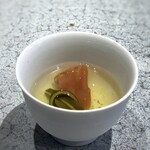 日本料理 TOBIUME - ＊お茶もいい品で美味しいのですが、奥井海生堂(福井敦賀にある老舗昆布店）さんの昆布、 自家製の梅干しと共にいただくと美味しい 縁起物を頂け、今年もいい一年になりそうです。