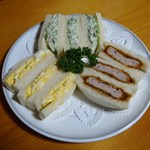 三色サンド（カツサンド、玉子サンド、カニとキュウリのサラダサンド）　1250円　キュウリのサラダサンドは食べるべし！賞味期限は2時間です